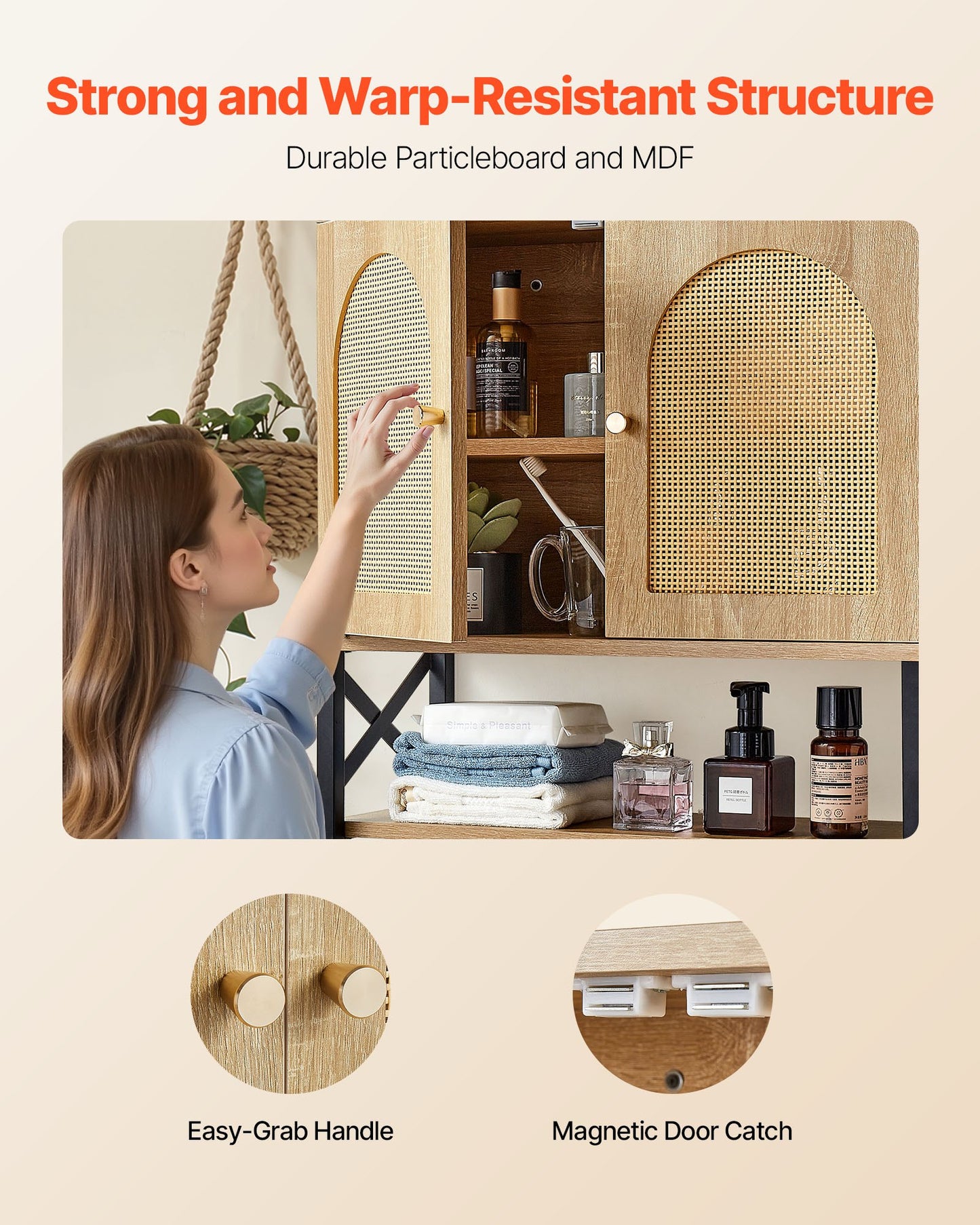 Badrumsskåp med väggmonterad förvaring över toaletten, hängande organisatör med hyllor och öppen skiljevägg för tvättstuga, kök, toalett