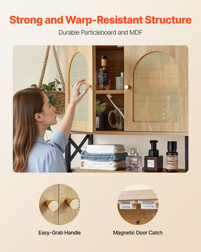 Badrumsskåp med väggmonterad förvaring över toaletten, hängande organisatör med hyllor och öppen skiljevägg för tvättstuga, kök, toalett