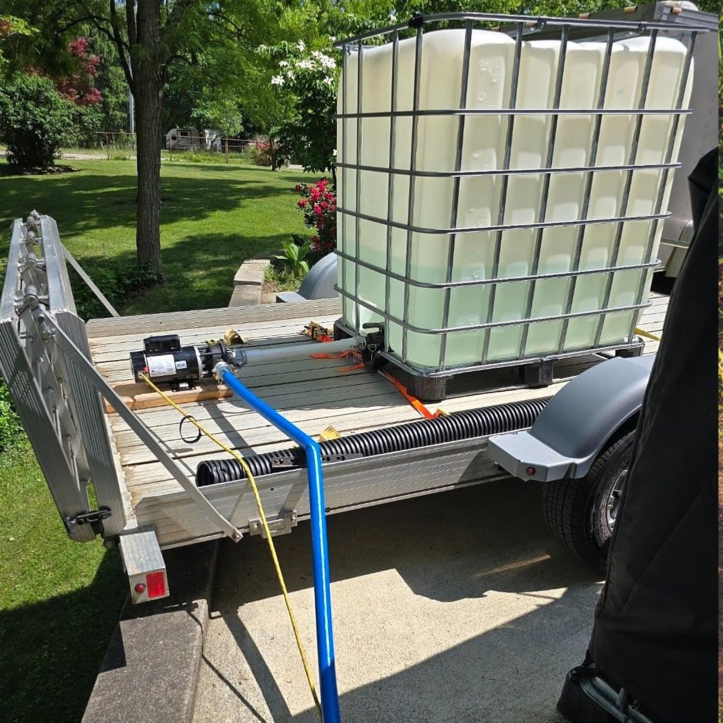 Spolslang, 38 mm (1,5 tum) x 30,5 m (100 fot), blå PVC-slang av hög kvalitet, med klämmor, kamlås, aluminiumkopplingar, passar olika pumpar, för avloppsrening, vattentransport och fler jordbruksändamål