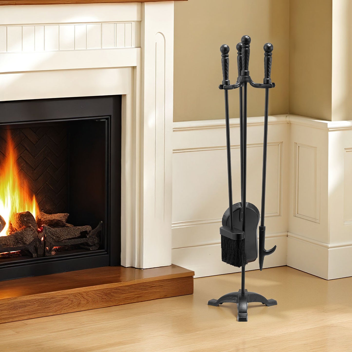 Eldstadsverktygsset, 4-delars eldstadsverktygsset och hållare med trestiftsställ, askspade, borste, eldstadspoke, smidesjärnstillbehör för eldstad inomhus/utomhus, svart