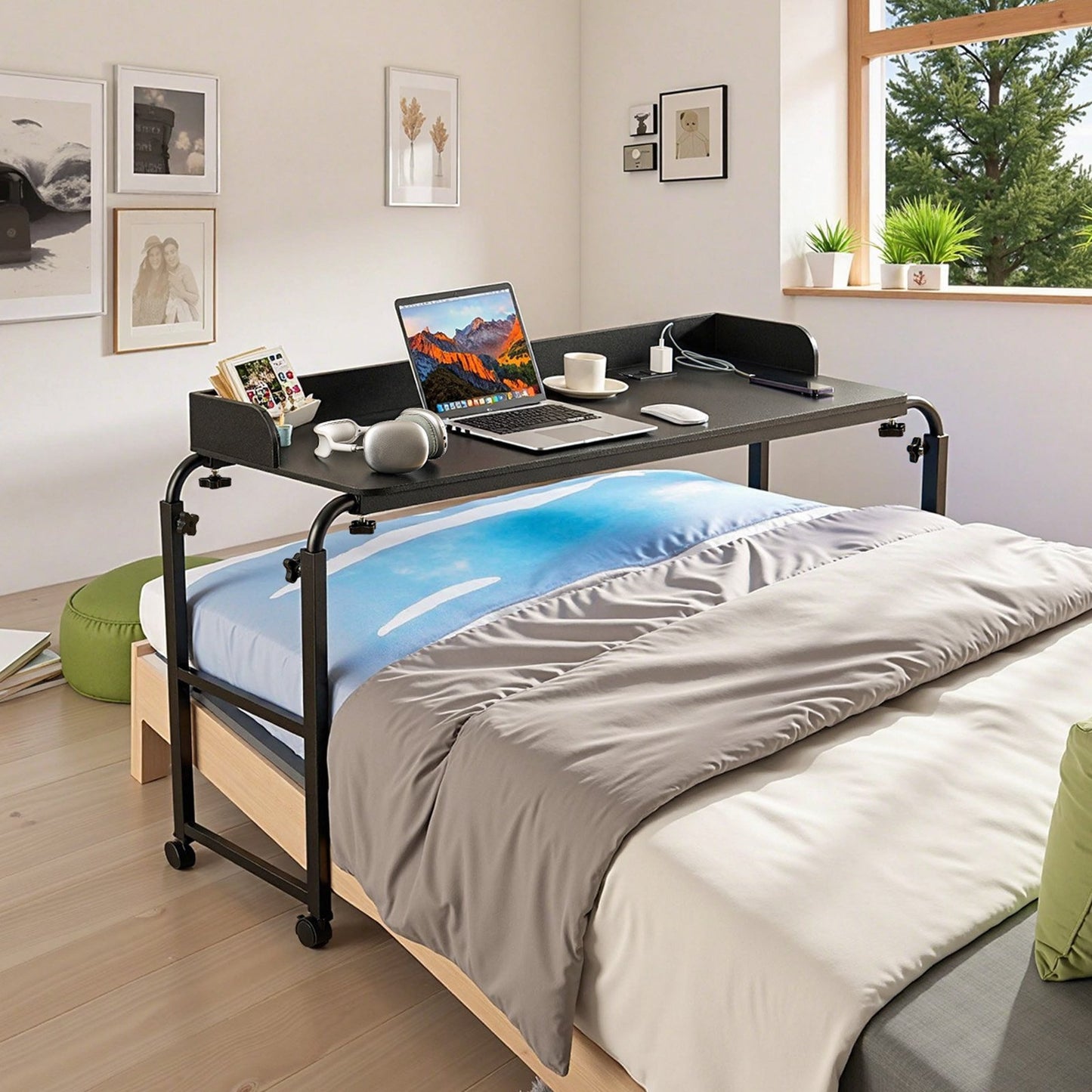 Översängsbord, mobilt sidobord med 4 hjul (2 med bromsar) och eluttag, höjdjusterbart rullande laptopskrivbord, bärbart spånskivsbord över sängen för hem, kontor, studier, svart