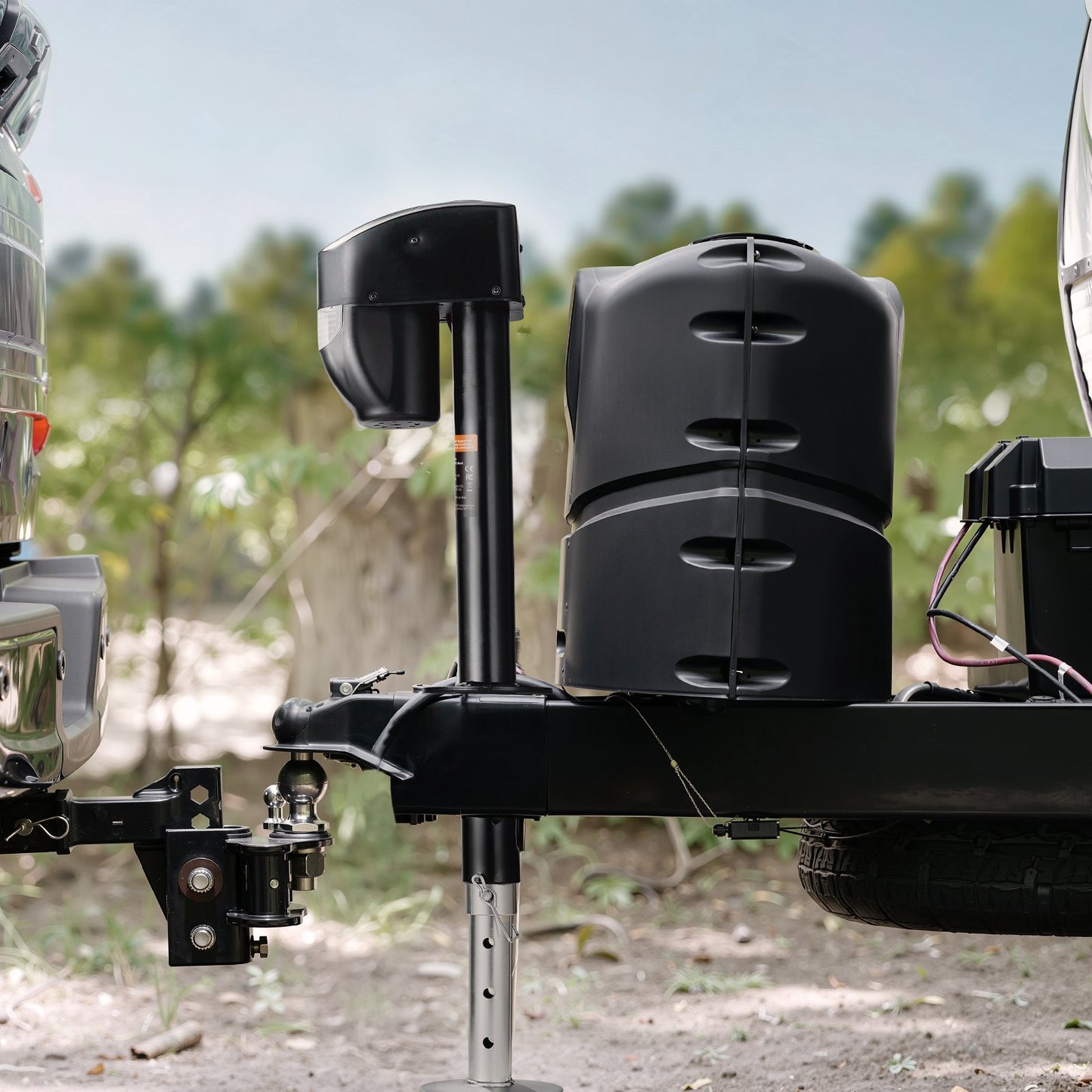 Elektrisk släpvagnsdomkraft, 5000 lbs, Kraftig elektrisk domkraft med tunga för husvagnar och 2-vägskontakt, fjärrkontroll, vev och väderbeständigt domkraftsskydd, 10"-28,3" lyft, för släpvagnar och husbilar