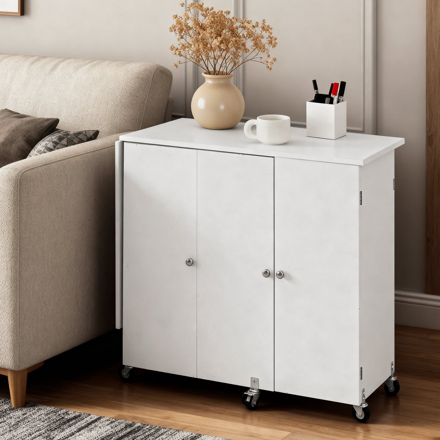 Hopfällbart sybord, multifunktionellt symaskinsbord med skåp, kompakt design, hjul, träpinnar, förvaringsfack och hyllplan, magnetisk dörr, hobbystation och sidobord för hemmet, vit