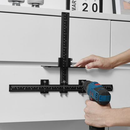 Jigg för skåpbeslag, jigg för skåphandtag i aluminiumlegering med centrumslagare, justerbar mallverktyg för skåpbeslag, för montering av dörrlådor, handtag och grepp