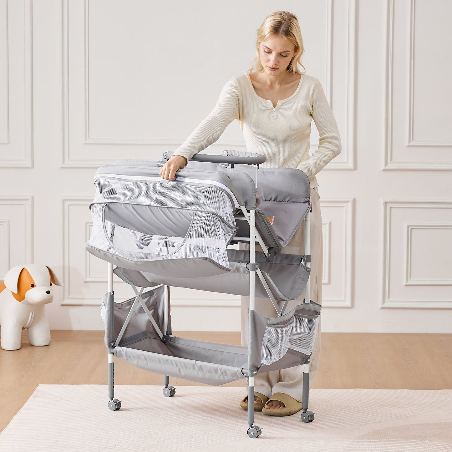 Skötbord, hopfällbar skötbordsstation med 2 tyglådor, sidokorg och hängstång, justerbar höjd, bärbart skötbord med låsbara hjul och 2 stjärnleksaker, ljusgrå